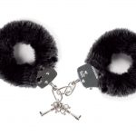 menottes décorées de fourrure noire